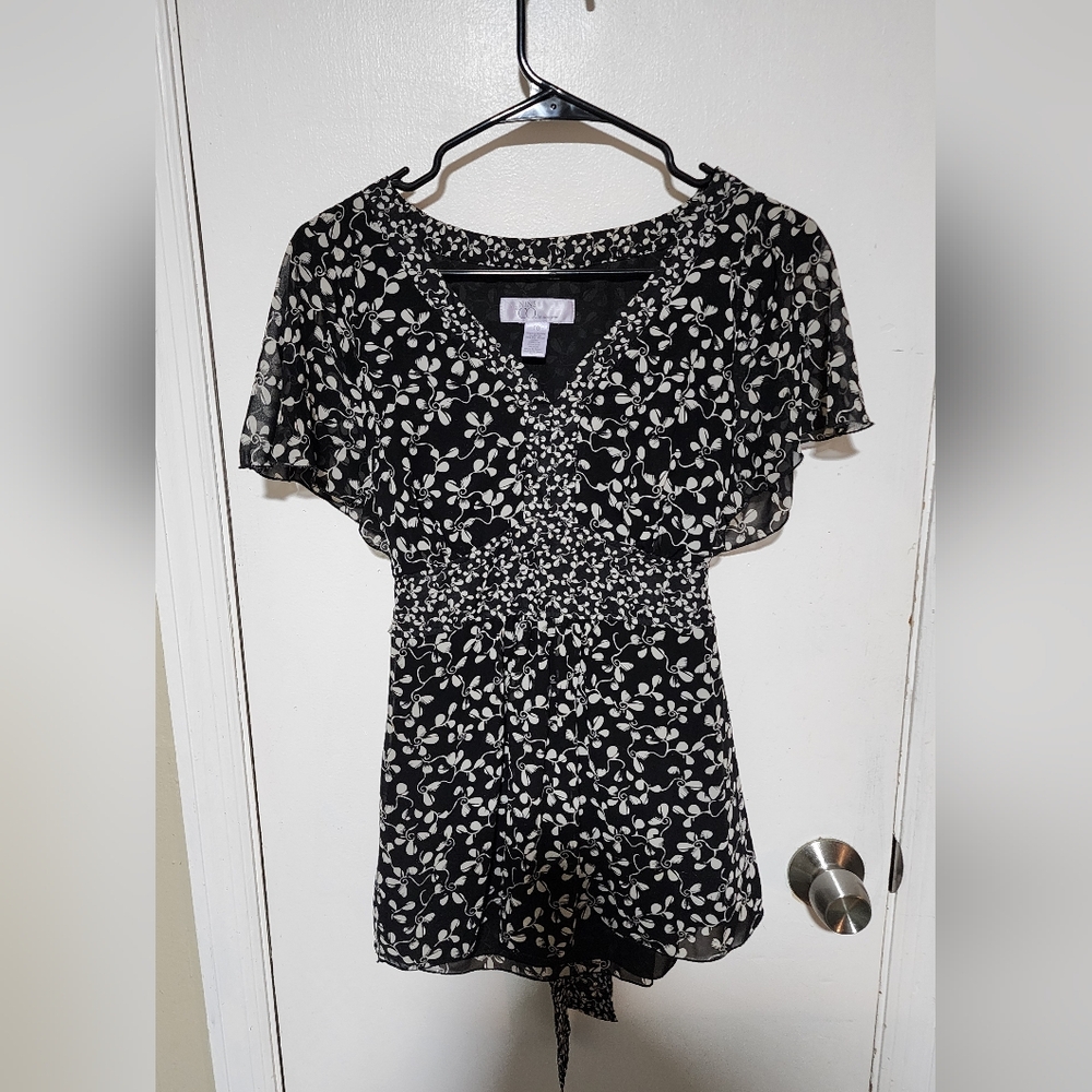 Nine West Black and White Floral Empire Waist Blouse Size 10